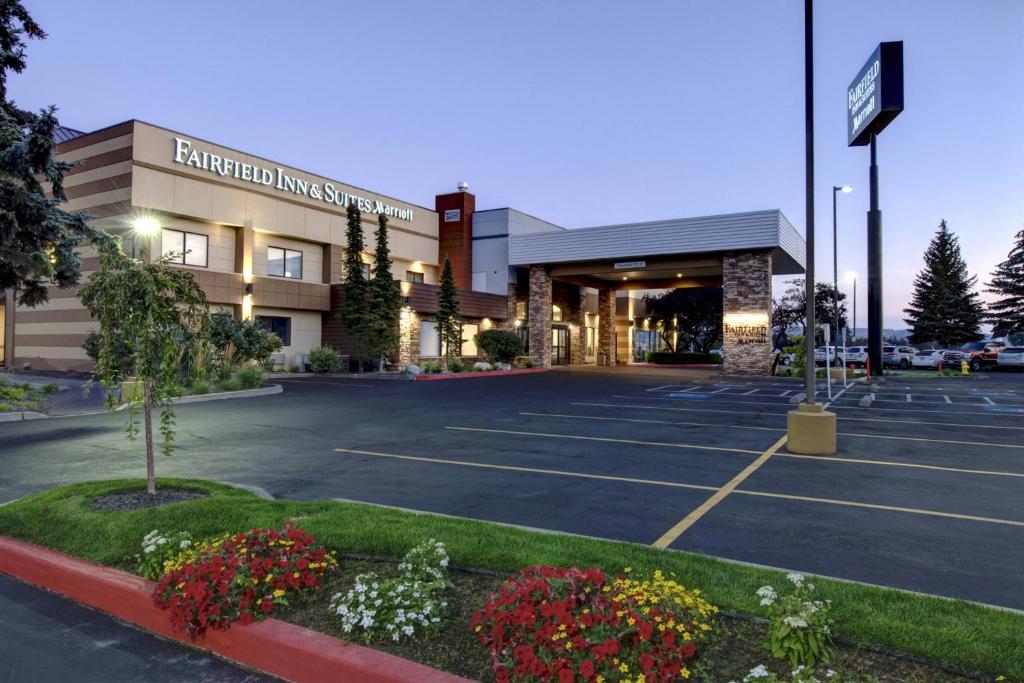 un estacionamiento frente a un hospital en Fairfield Inn & Suites by Marriott Spokane Valley, en Spokane Valley