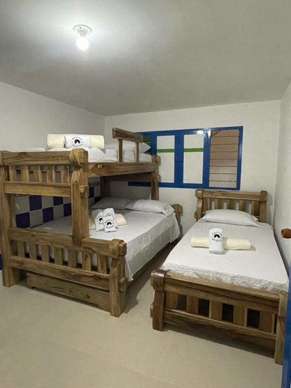 Двухъярусная кровать или двухъярусные кровати в номере Nativo Hostel Venecia