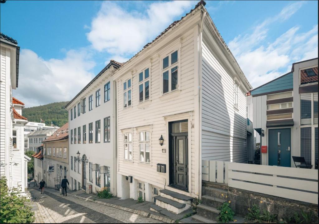 eine Gruppe weißer Gebäude auf einer Straße in der Unterkunft Bergen city center apartment in Bergen