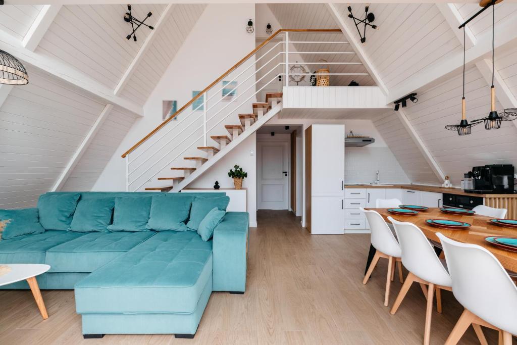 ein Wohnzimmer mit einem blauen Sofa und einem Tisch in der Unterkunft Black & White Panoramic in Rimetea