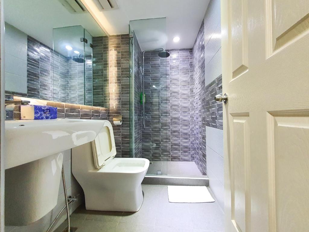 Burgundy McKinley Place Service Apartment - 女王工作室