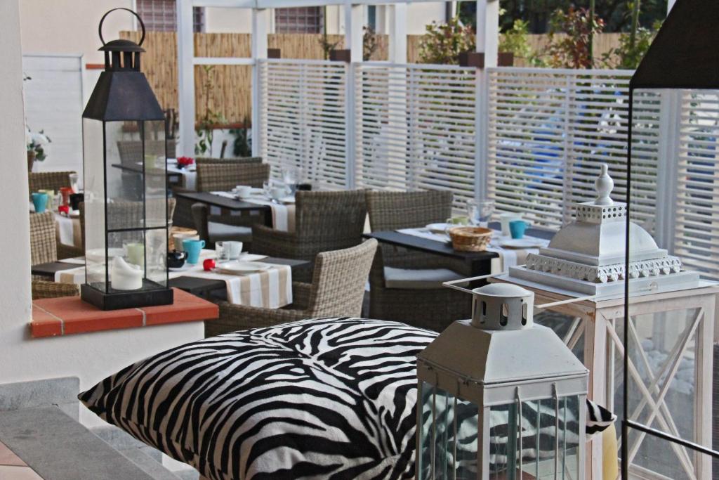 d'une terrasse avec un canapé à motifs zébrés et une table. dans l'établissement Hotel Villa Toscana, à Lido di Camaiore