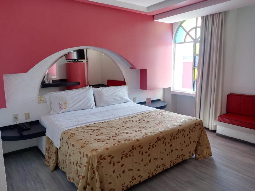 1 dormitorio con cama grande y pared roja en Hotel Afrodita en Ciudad de México