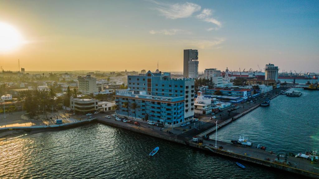uitzicht op een stad met een rivier en gebouwen bij Hotel Mar y Tierra in Veracruz