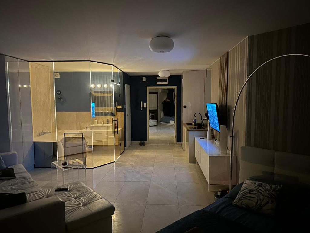 Televízia a/alebo spoločenská miestnosť v ubytovaní Maloves Magic’s Apartment
