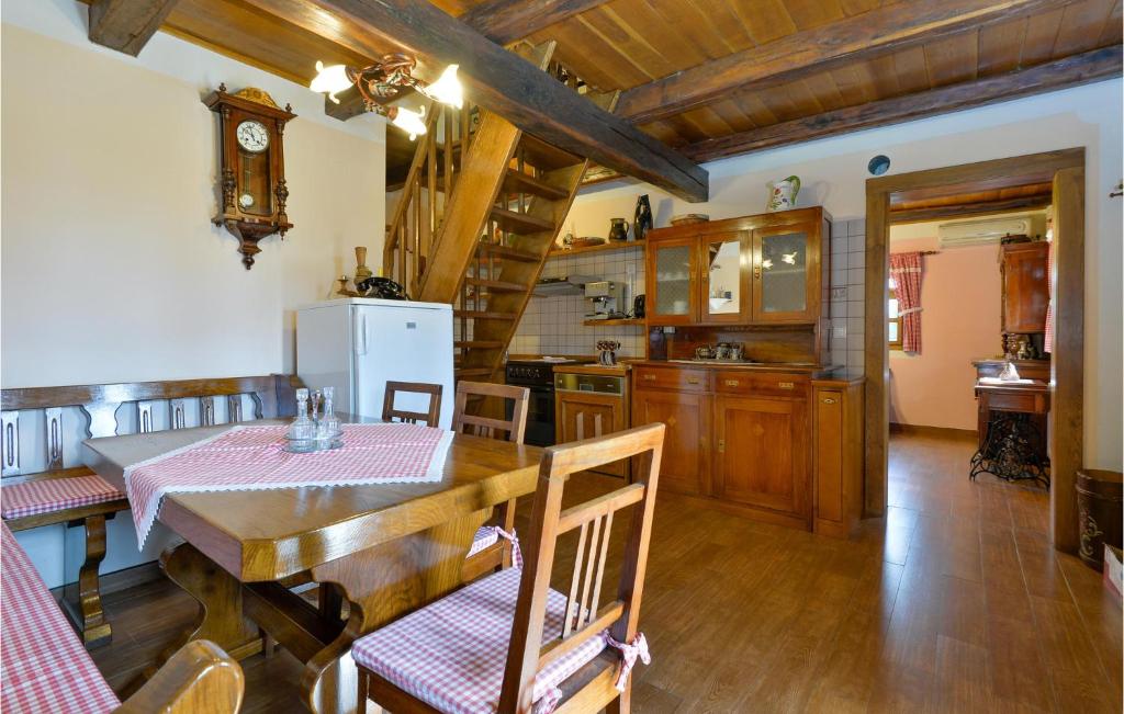 Kuchyňa alebo kuchynka v ubytovaní Cozy Home In Mala Ludina With Kitchen