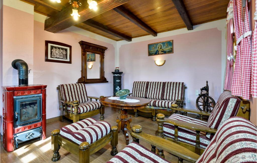 Posedenie v ubytovaní Cozy Home In Mala Ludina With Kitchen