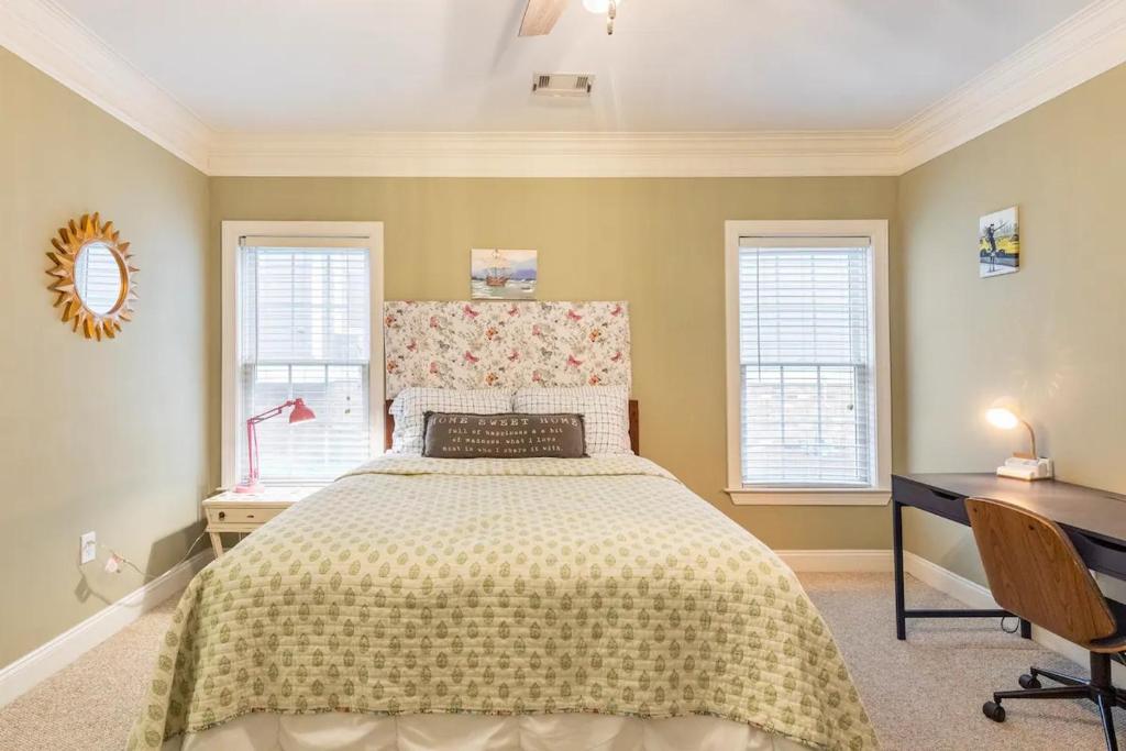 Schlafzimmer mit einem Bett, einem Schreibtisch und Fenstern in der Unterkunft Private Master Room Downtown Atlanta in Atlanta