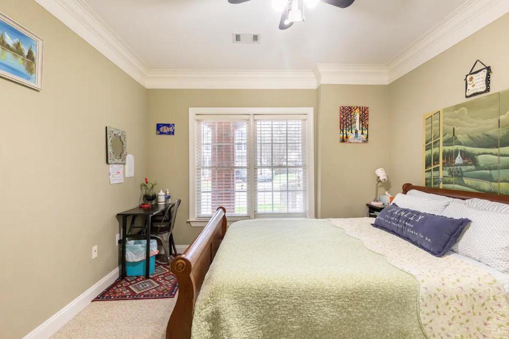 una camera con un grande letto e una finestra di City Chic Private Room & Bath ad Atlanta