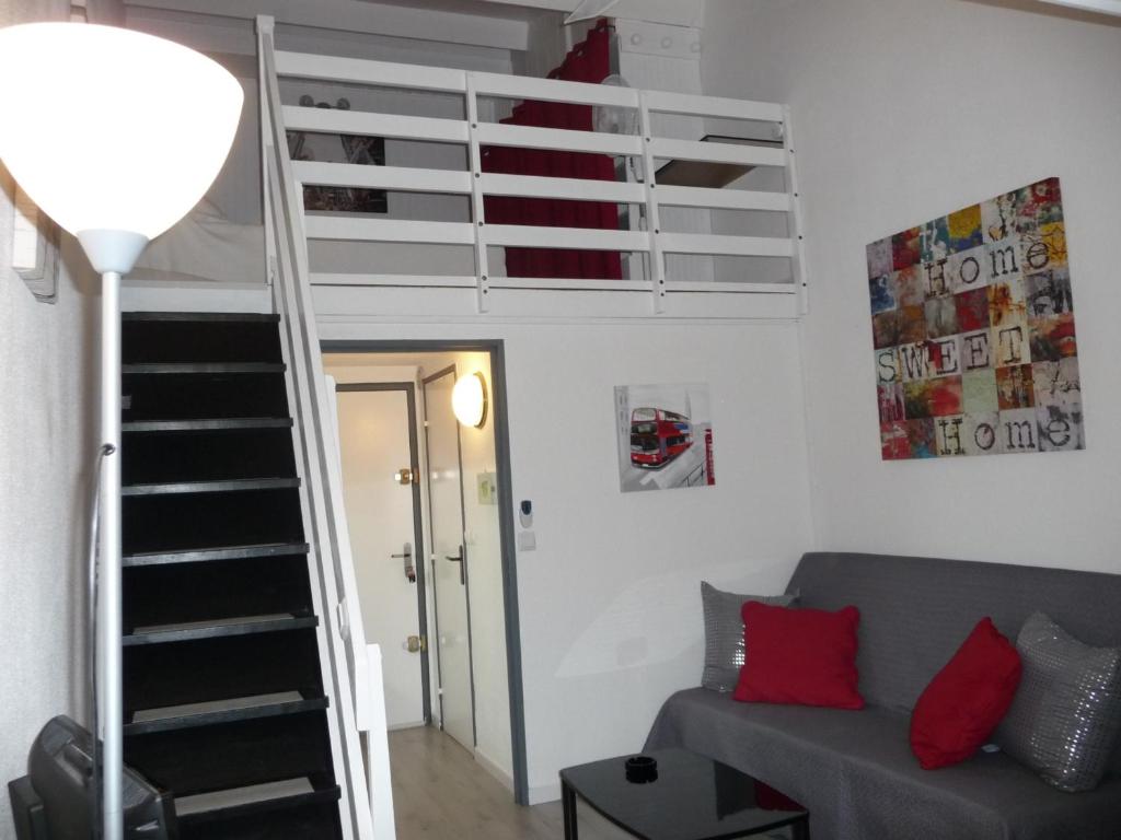 un salon avec un lit mezzanine et un canapé dans l'établissement Studio moderne avec mezzanine et parking proche plage - FR-1-338-314, à Sète