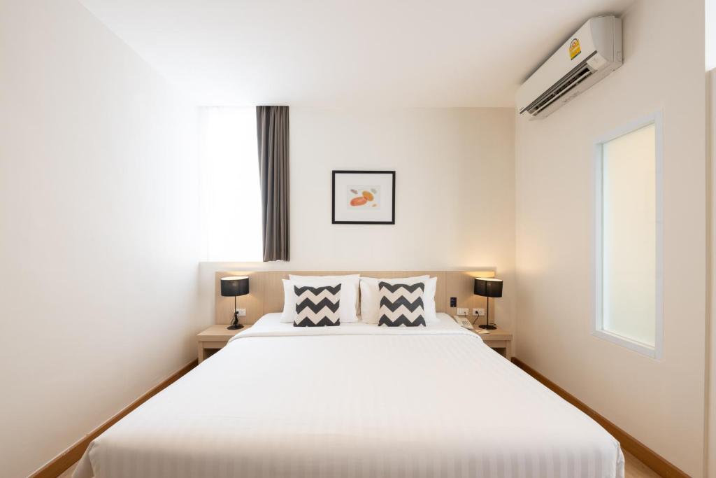 Voodi või voodid majutusasutuse Sumittaya Chiangmai Hotel toas