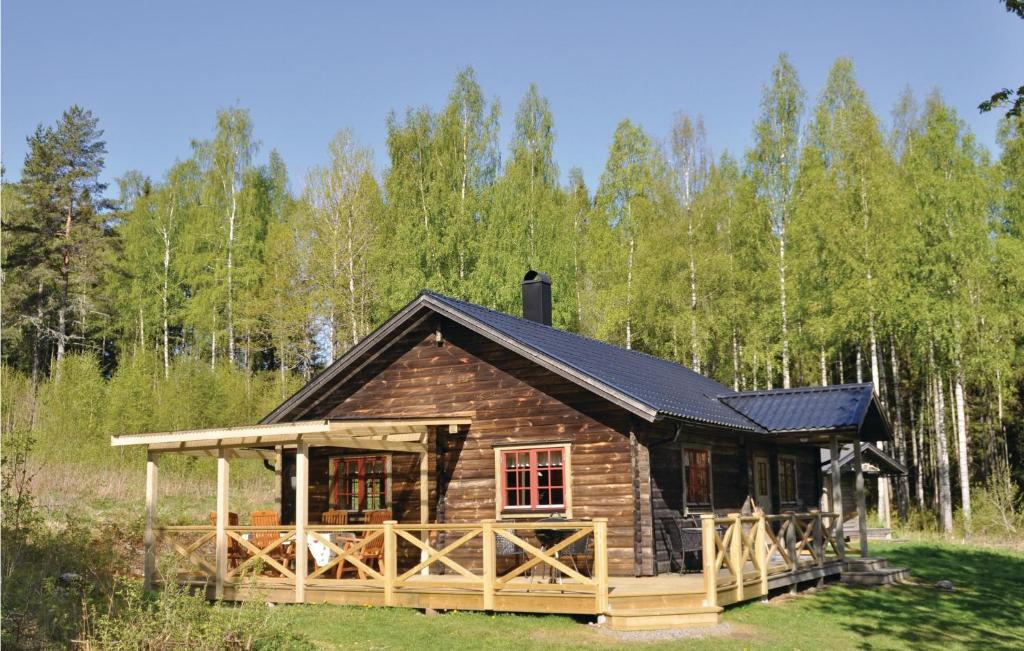 Cabaña de madera con techo negro y porche en Stunning Home In Lngserud With 3 Bedrooms, Jacuzzi And Sauna en Rullan