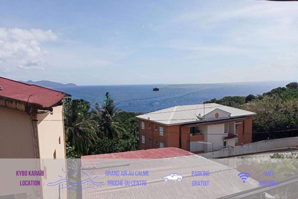 uma vista para o oceano a partir do telhado de um edifício em T3 Bel Enclos SCHOELCHER Kybo Karaib Location Vue mer Calme em Schœlcher