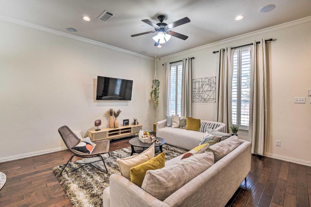 Vacation Home Luxe Irving Townhome 15 Mi to Downtown Dallas, TX