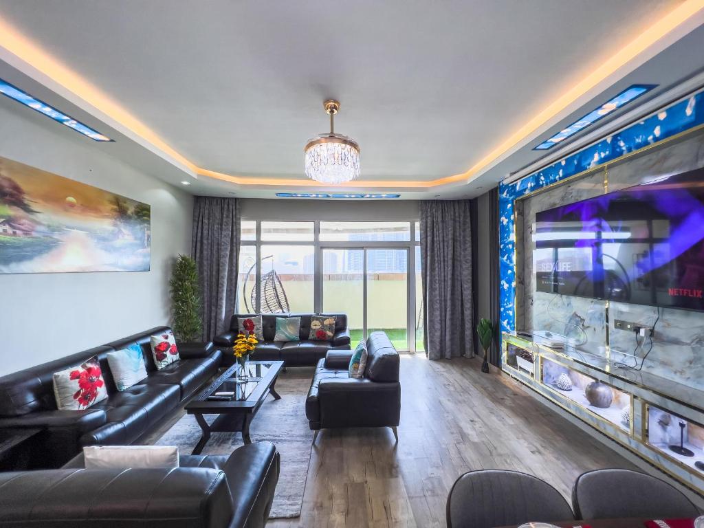 a living room with a couch and a fish tank at Luxury two bedroom شقة فخمة وكبيرة غرفتين in Ajman 