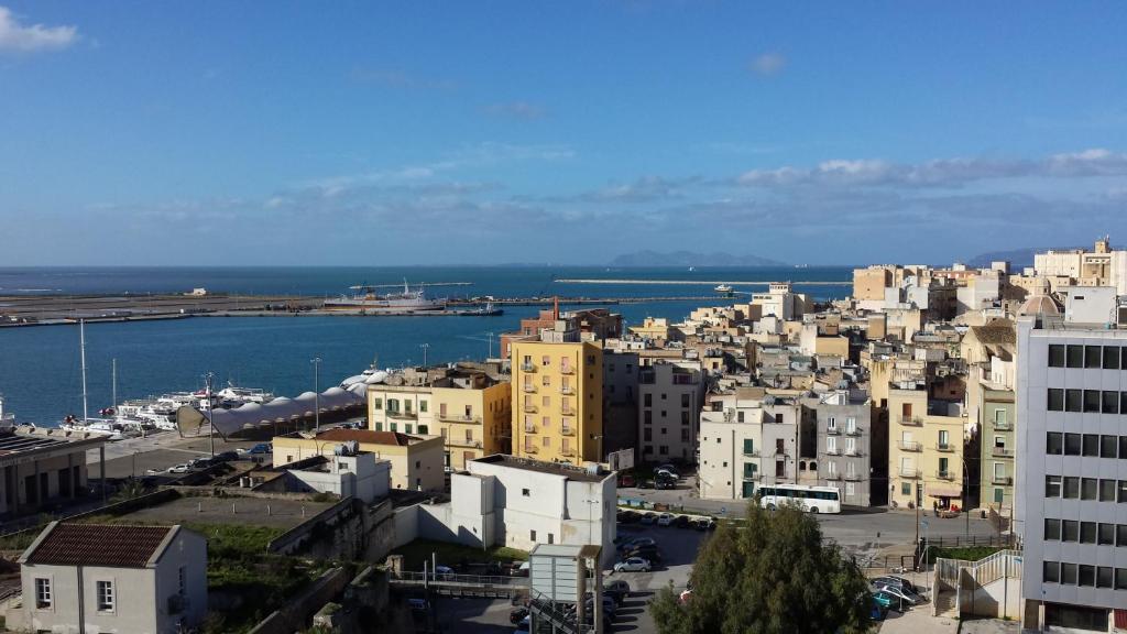 una città con edifici e un corpo idrico di B&B Via Spalti 52 a Trapani