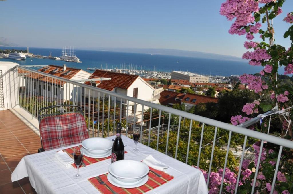 una mesa en un balcón con vistas al océano en Apartment Mili - with sea view en Split