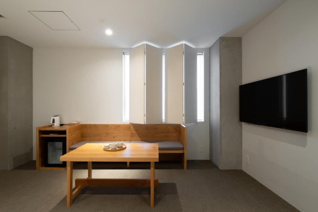 TV a/nebo společenská místnost v ubytování TSUGU Kyoto Sanjo by THE SHARE HOTELS