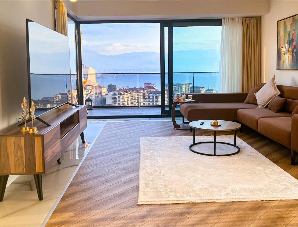 Dreamy Sea View Duplex in Izmit في إزميد: غرفة معيشة مع أريكة وطاولة