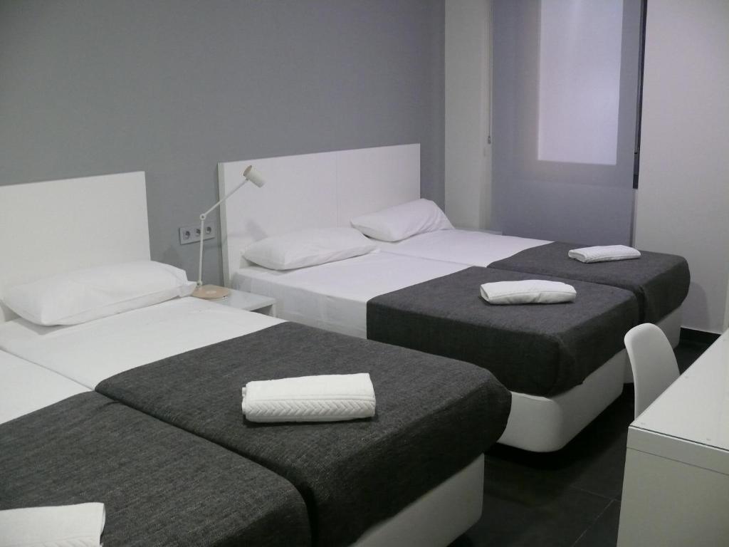 Posteľ alebo postele v izbe v ubytovaní HOSTAL LETTO DAL MARE
