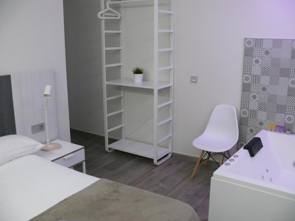 Posteľ alebo postele v izbe v ubytovaní HOSTAL LETTO DAL MARE