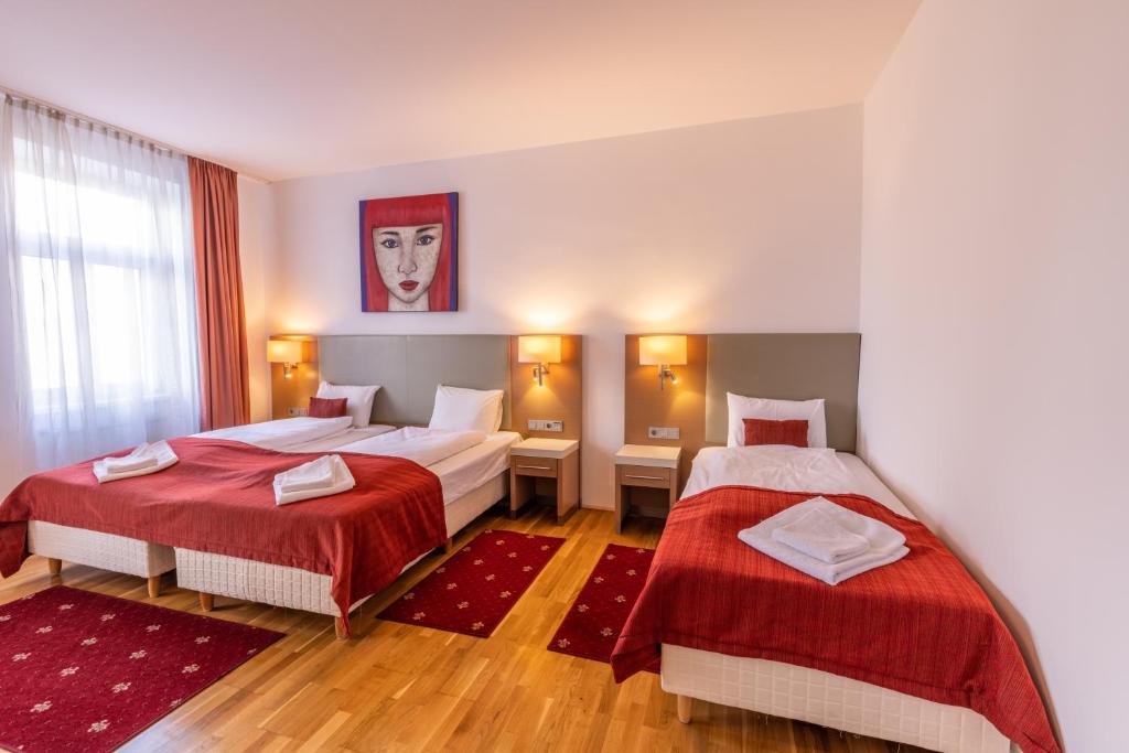a hotel room with two beds and a painting on the wall at Hallo Vienna suite Apartment Nr 9 in Vienna
