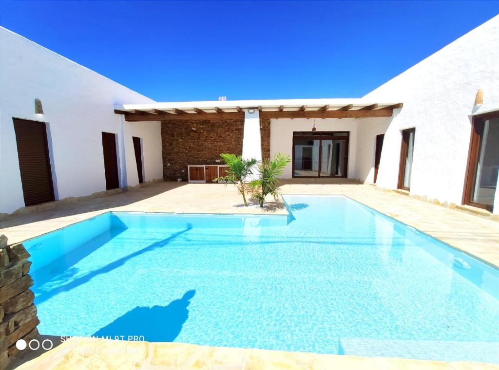 una piscina nel cortile di una villa di GALDANA a Chiclana de la Frontera