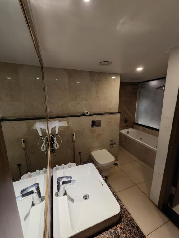 Koupelna v ubytování Hotel Preethi International