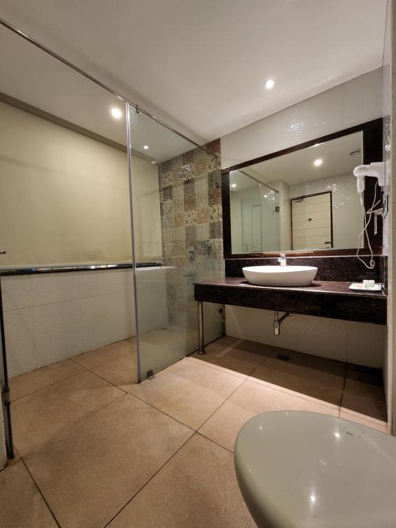 Koupelna v ubytování Hotel Preethi International