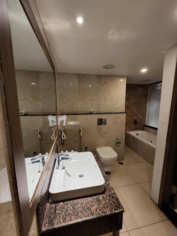 Koupelna v ubytování Hotel Preethi International