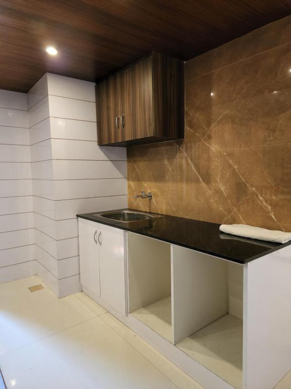 Kuchyň nebo kuchyňský kout v ubytování Hotel Preethi International