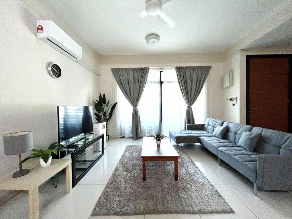 sala de estar con sofá y TV en Rania D'Mawar Homestay 2 1/2 Tingkat KLIA en Sepang