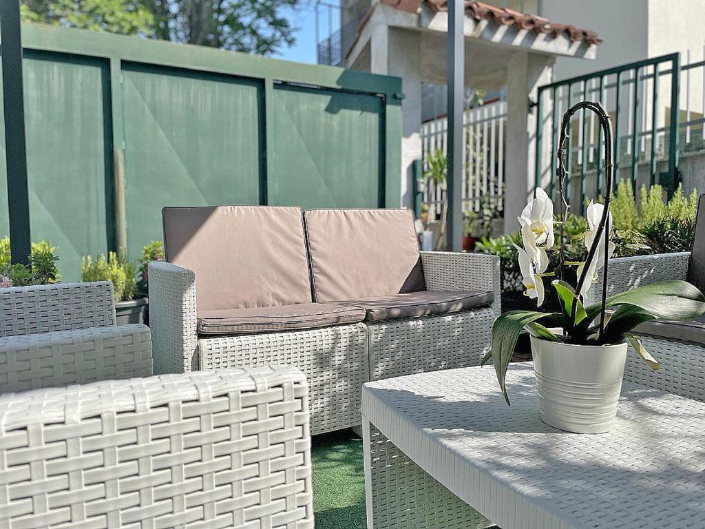 NEW HOUSE W/ GARDEN AREA ? CASA CON AREA GIARDINO
