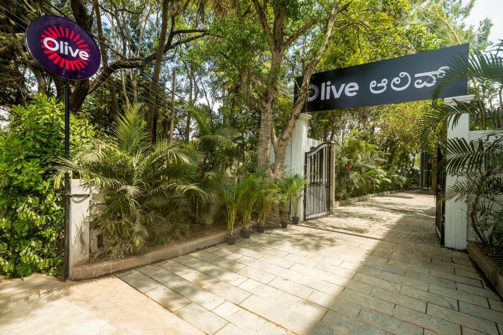 een huis met een bord waarop staat: live exit bij Olive Golflinks - by Embassy Group in Bangalore