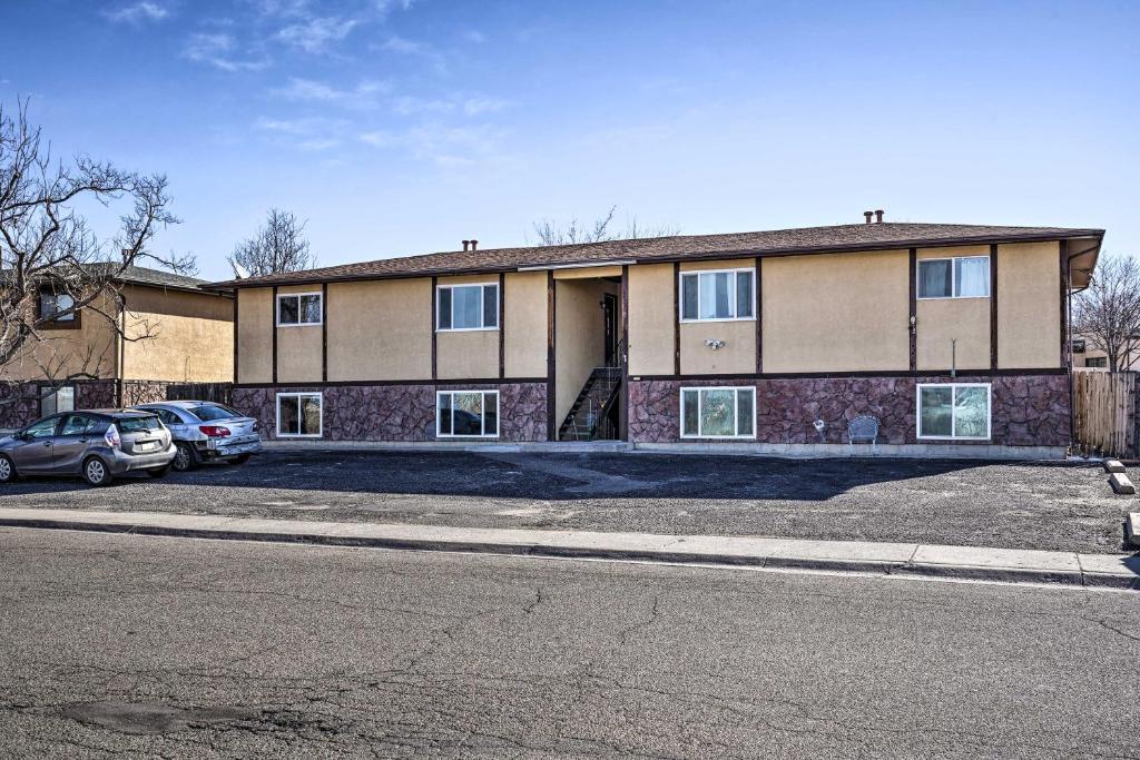 un grand bâtiment avec des voitures garées devant lui dans l'établissement Pueblo Apt - 10 Mi to Pueblo Mountain Park, à Pueblo