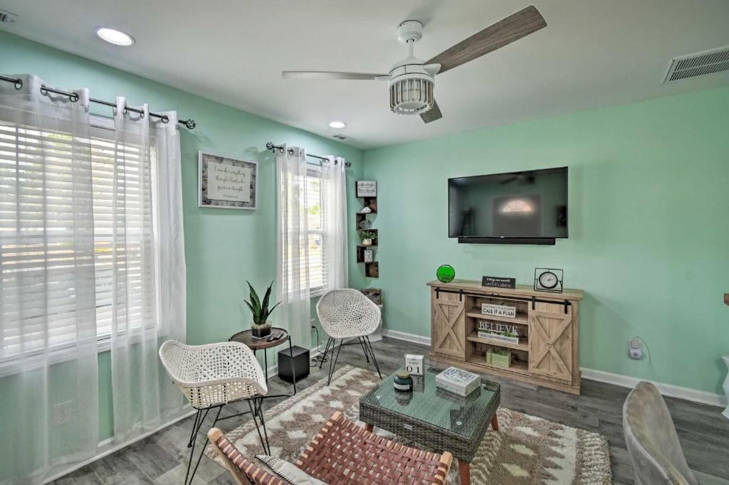 Seating area sa Pet-Friendly Fayetteville Vacation Rental!