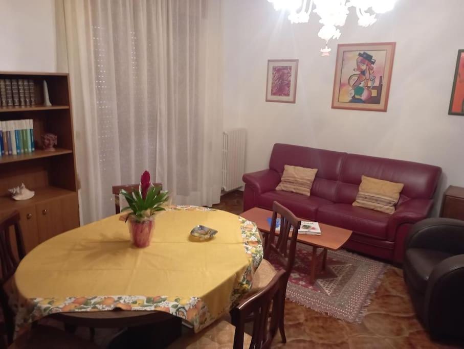 sala de estar con mesa y sofá en casa vacanze vita, en Nardò