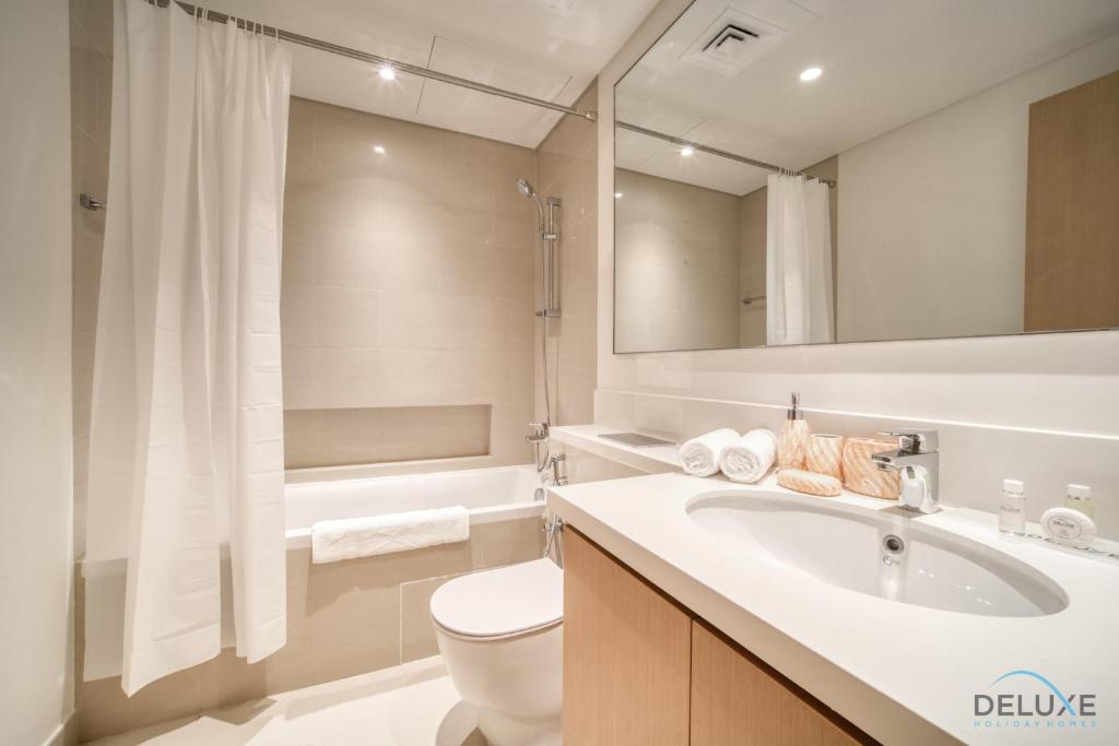 Koupelna v ubytování Elegant 1BR at Harbour Views Tower 1 by Deluxe Holiday Homes