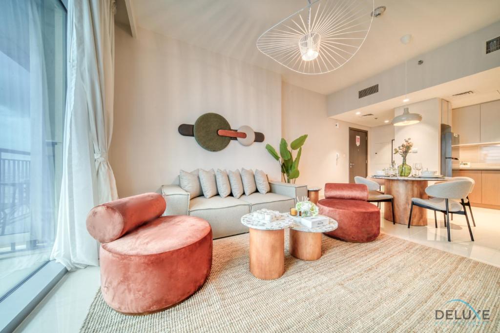 Posezení v ubytování Elegant 1BR at Harbour Views Tower 1 by Deluxe Holiday Homes