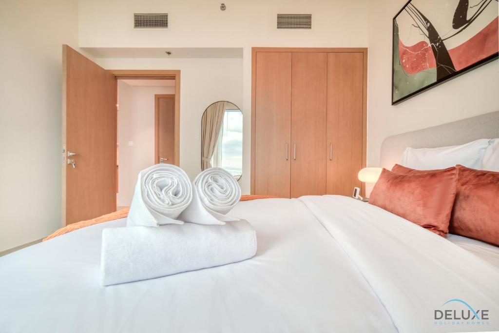 Postel nebo postele na pokoji v ubytování Elegant 1BR at Harbour Views Tower 1 by Deluxe Holiday Homes