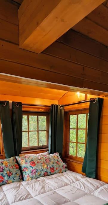 Postel nebo postele na pokoji v ubytování The Eagle's Nest Treehouse Cabin