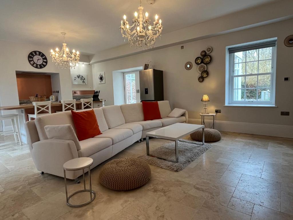 Ein Sitzbereich in der Unterkunft Stunning and luxurious Manor House holiday home