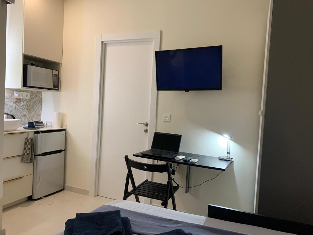 Dieses kleine Zimmer verfügt über einen Schreibtisch mit einem Laptop. in der Unterkunft Small Private Studio in heart of Valencia - Rusafa in Valencia