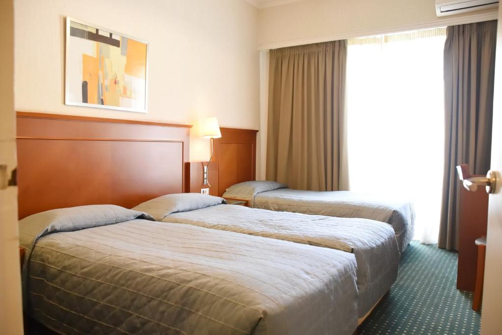 Uma cama ou camas num quarto em Adrian Hotel
