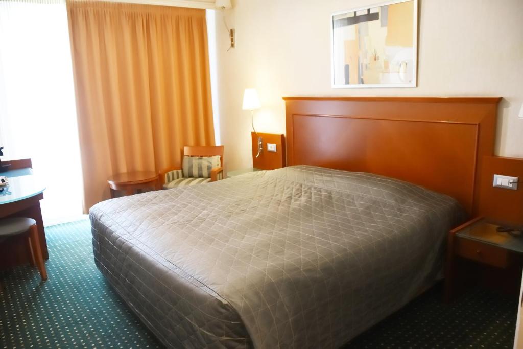 Uma cama ou camas num quarto em Adrian Hotel