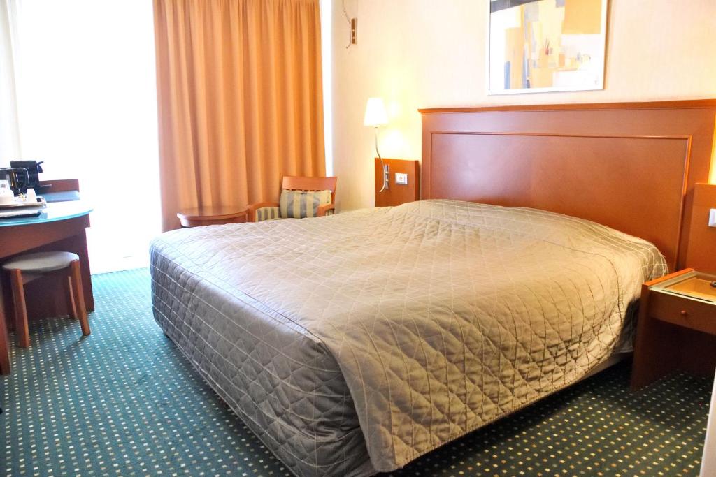 Uma cama ou camas num quarto em Adrian Hotel