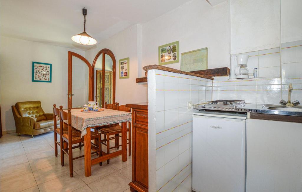 Kuchnia lub aneks kuchenny w obiekcie 2 Bedroom Stunning Apartment In Carcheto Brustico