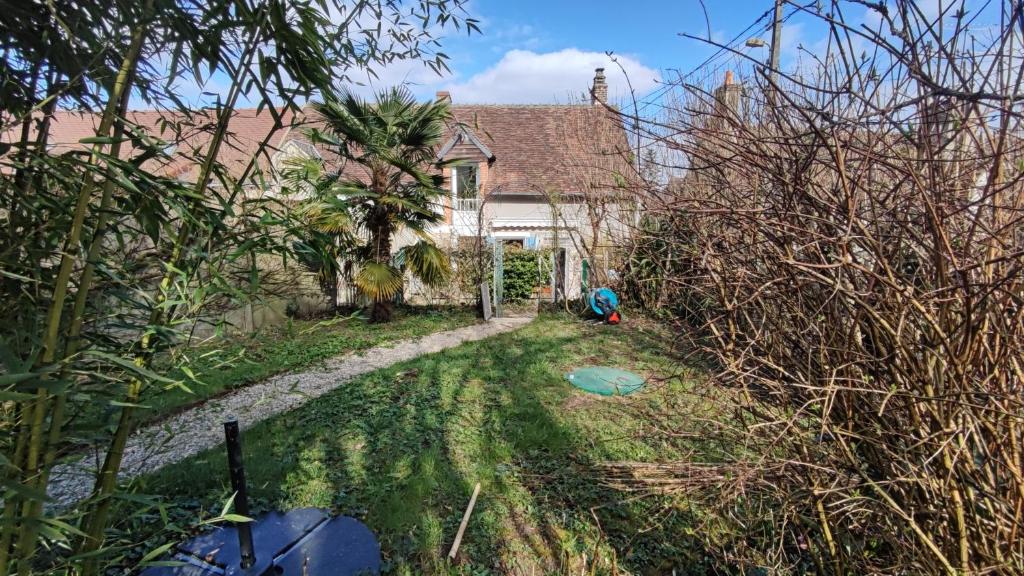 an aerial view of a house with a yard at La Chaumière de Chaumont in Chaumont-sur-Loire