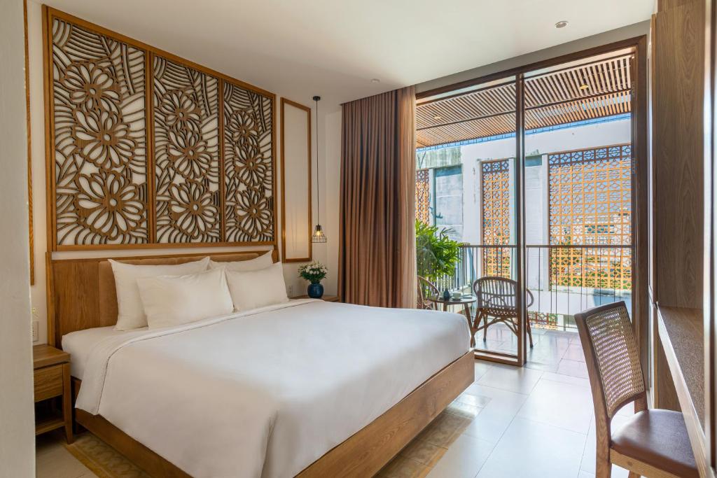 Phòng Deluxe Giường Đôi Có Ban Công Và Tầm Nhìn Ra Vườn