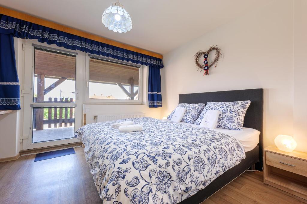 A bed or beds in a room at Penzion POSADA
